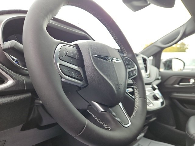 New 2026 Chrysler Pacifica Select image 38