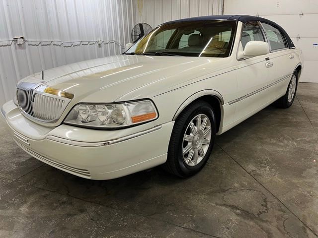 Used 2005 Lincoln Town Car Signature Limited image 3