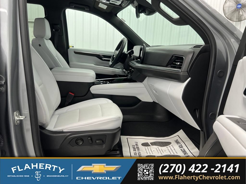 Used 2026 Chevrolet Suburban Premier AWD/4WD image 15
