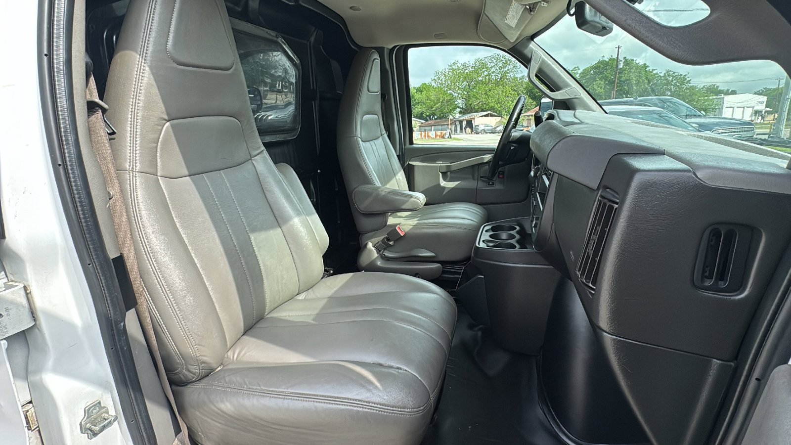 Used 2021 Chevrolet Express 2500 w/ Driver Convenience Package image 26