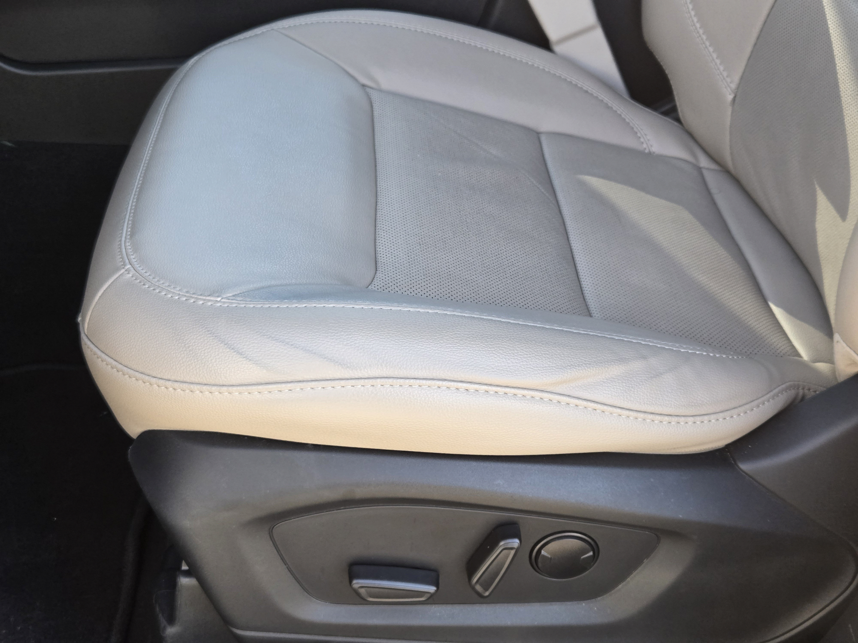 Used 2023 Ford Explorer Limited w/ Limited Technology Package RWD image 18