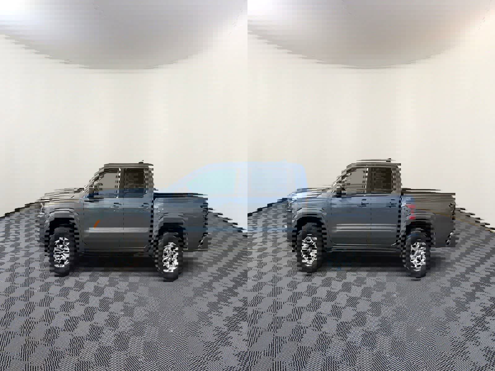 Used 2024 Nissan Frontier SV image 5