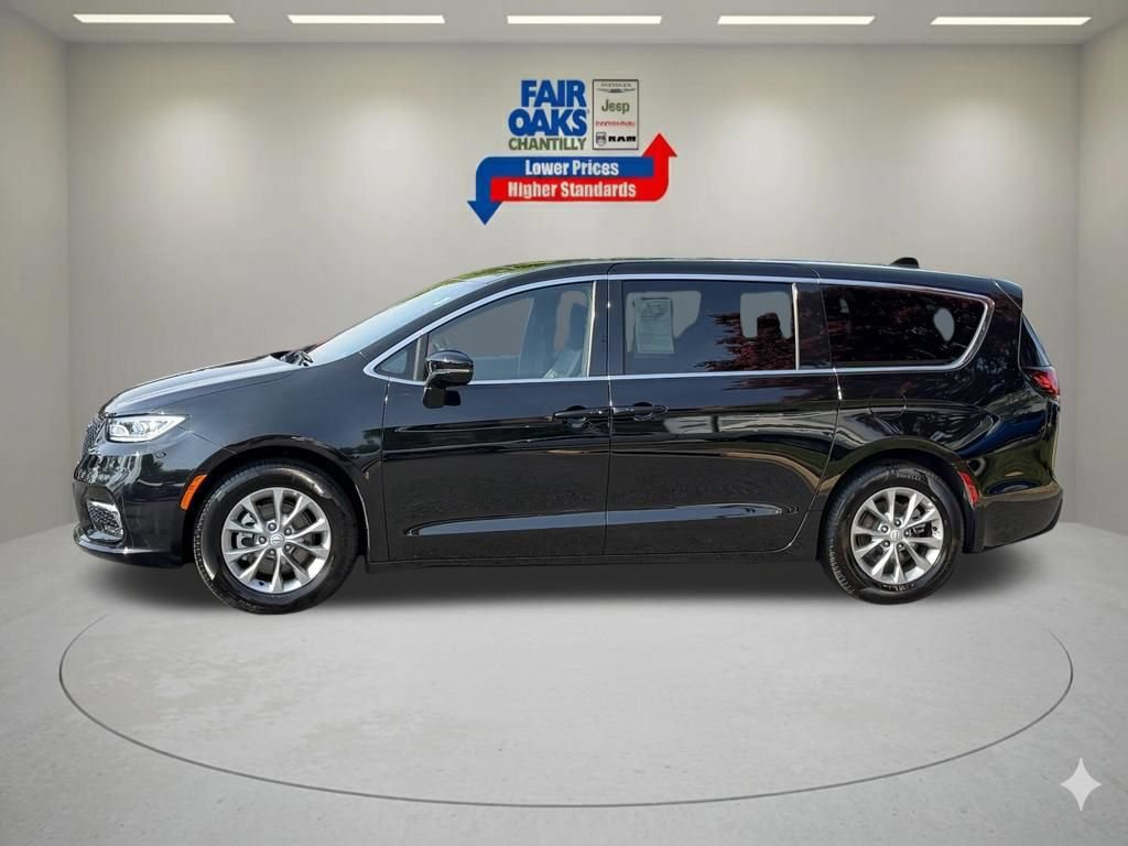 Used 2026 Chrysler Pacifica Limited FWD image 12