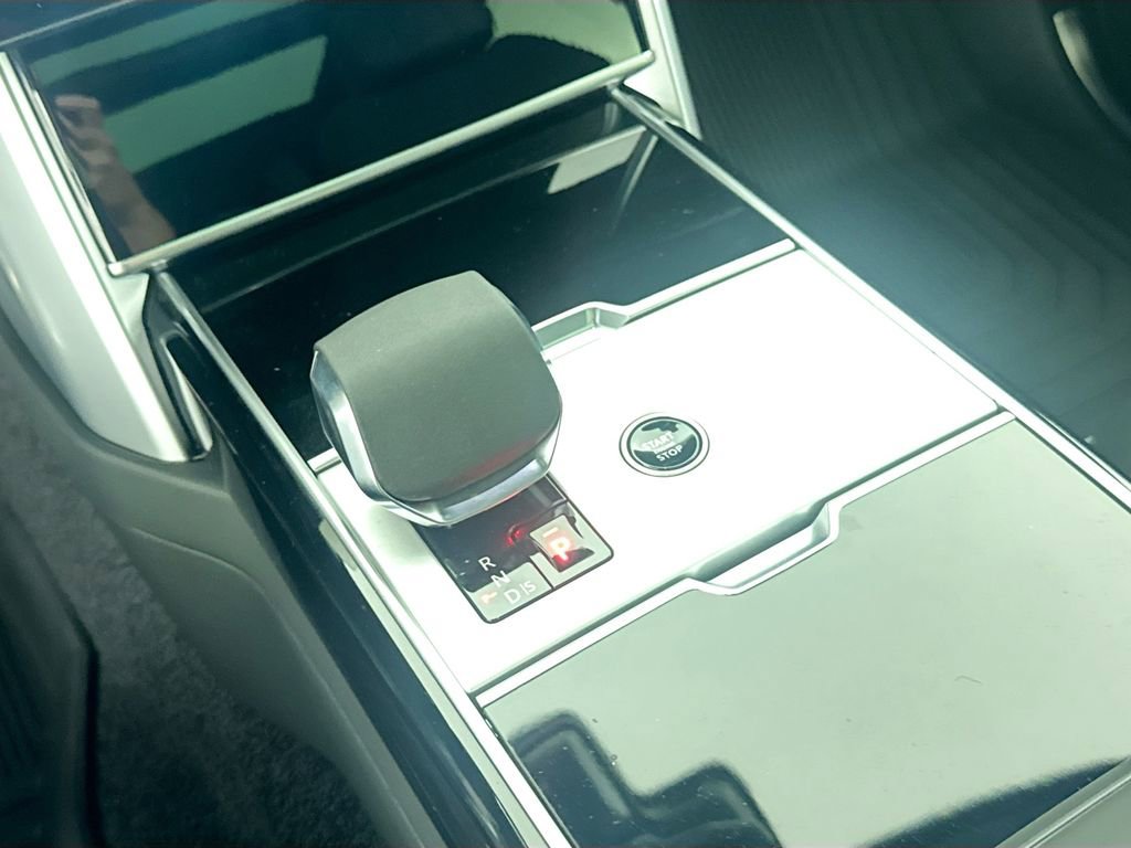 New 2026 Land Rover Range Rover SE image 16