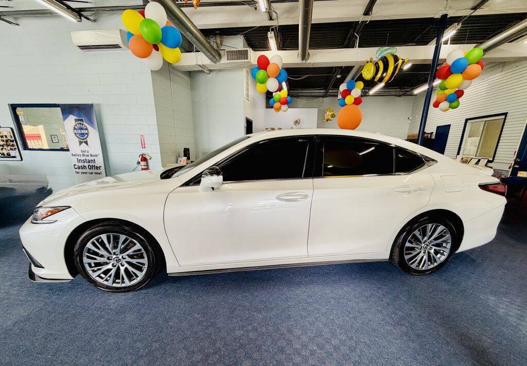 Used 2021 Lexus ES 250 w/ Premium Package AWD/4WD image 2