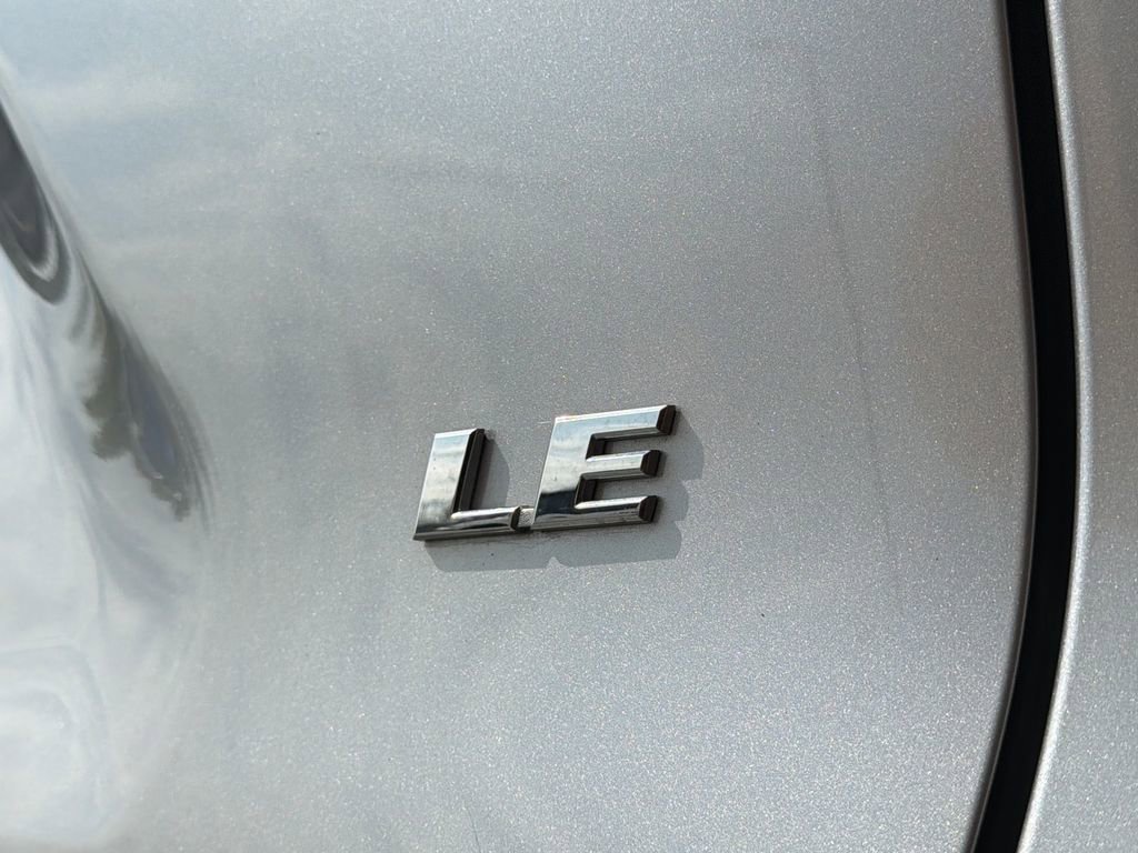 Used 2021 Toyota RAV4 LE image 15