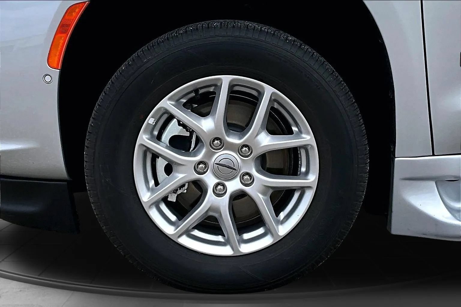 Used 2024 Chrysler Pacifica Touring-L FWD image 32