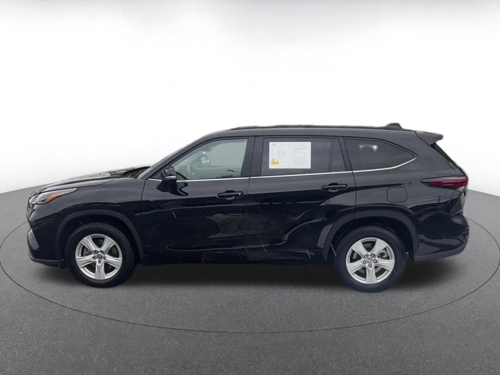 Used 2025 Toyota Highlander LE image 9