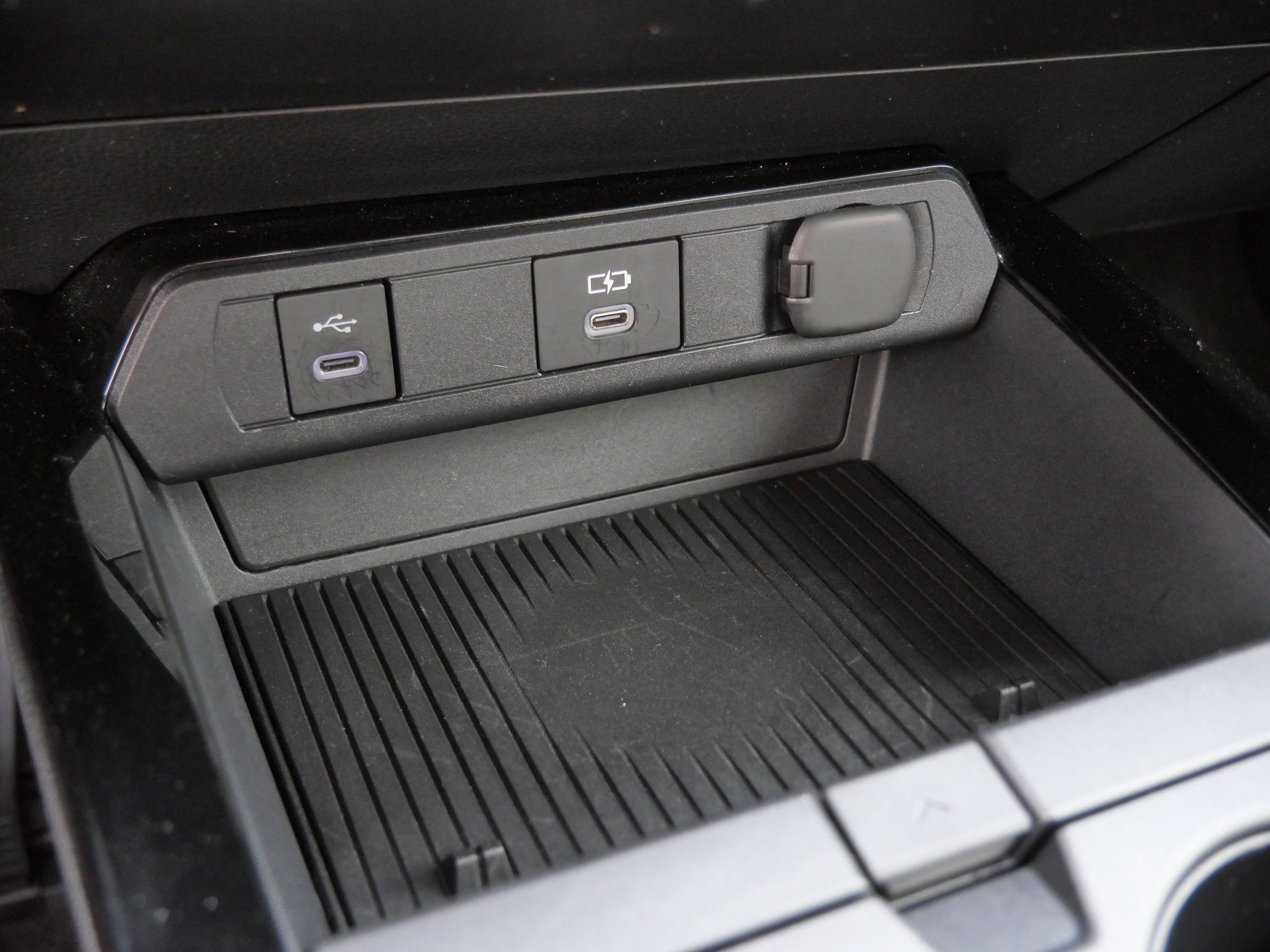Certified 2025 Toyota Prius XLE FWD image 33