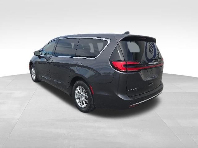 Used 2023 Chrysler Pacifica Touring-L FWD image 3