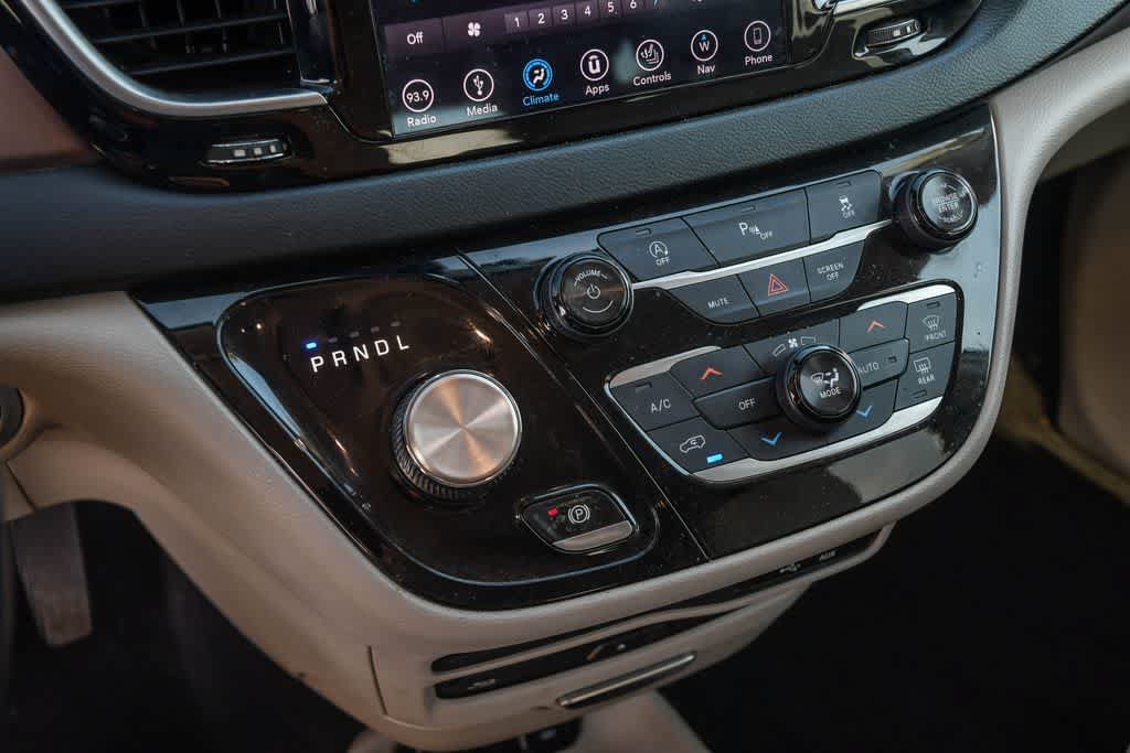 Used 2018 Chrysler Pacifica Touring-L Plus FWD image 25