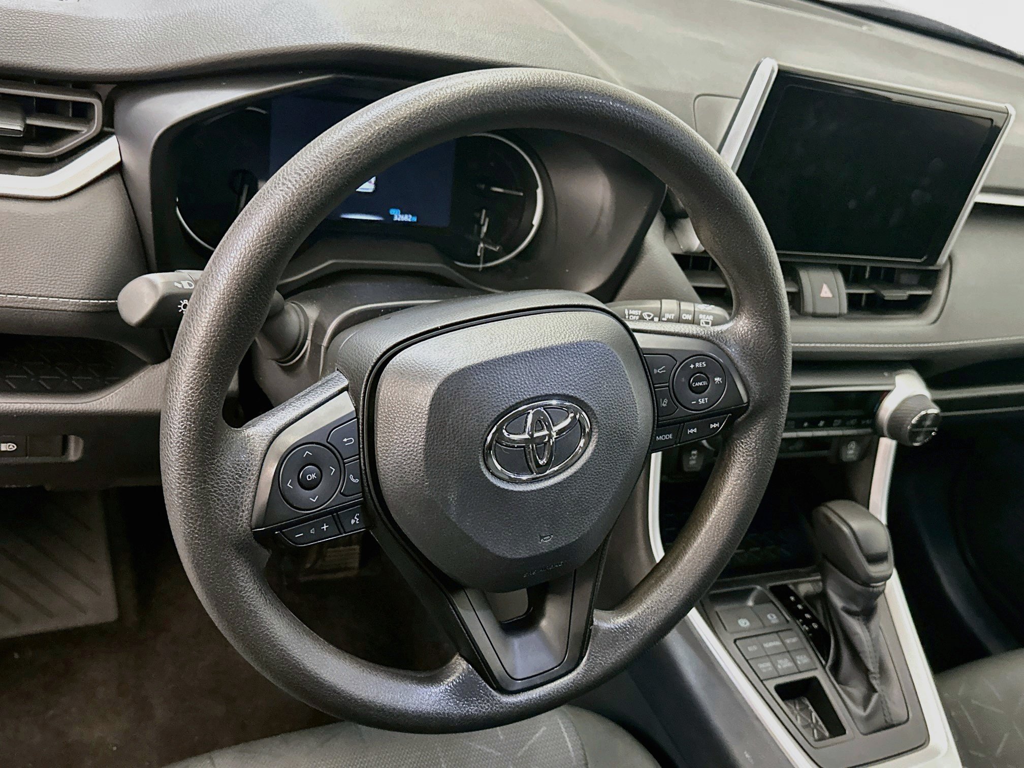 Used 2025 Toyota RAV4 XLE AWD/4WD image 18