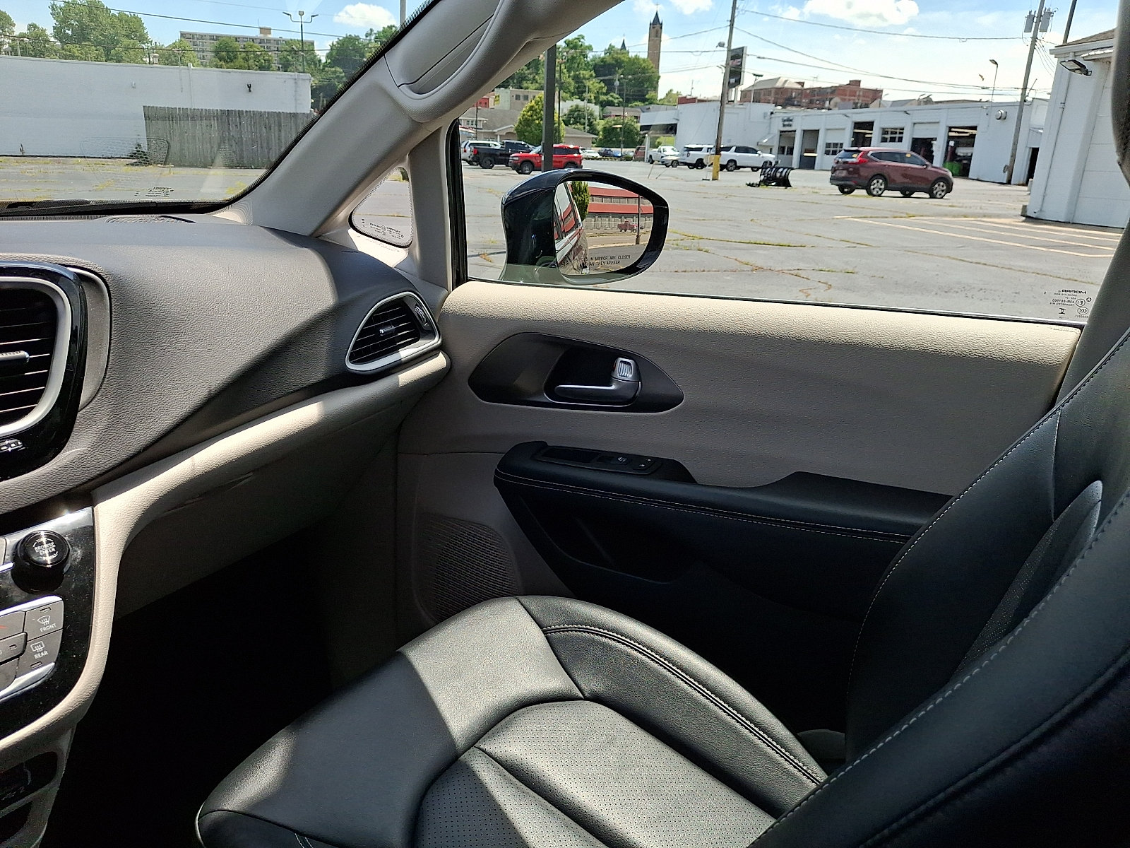 Used 2024 Chrysler Pacifica Touring-L FWD image 26