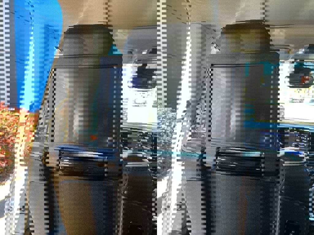 Used 2023 Chrysler Pacifica Limited w/ Uconnect Theater Family Group image 20