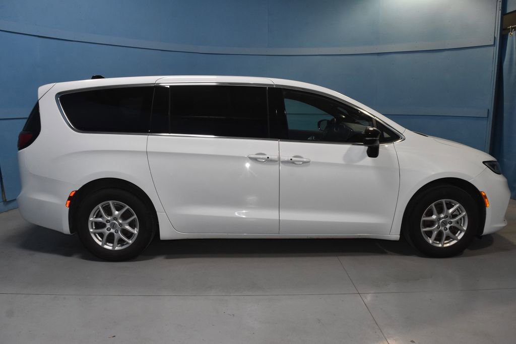 Used 2025 Chrysler Pacifica Select image 24