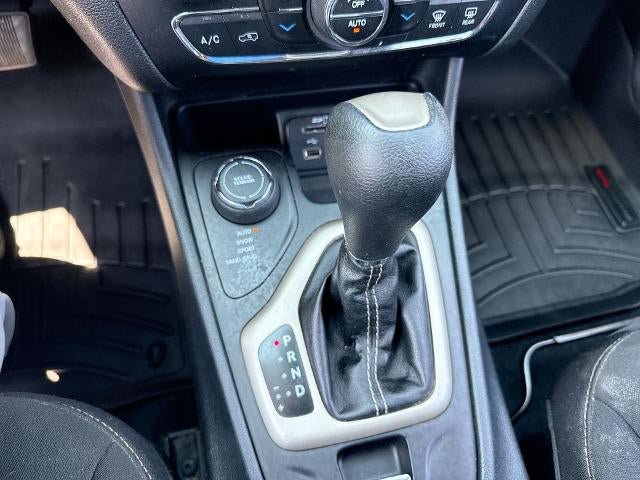Used 2016 Jeep Cherokee Latitude w/ Comfort/Convenience Group AWD/4WD image 15