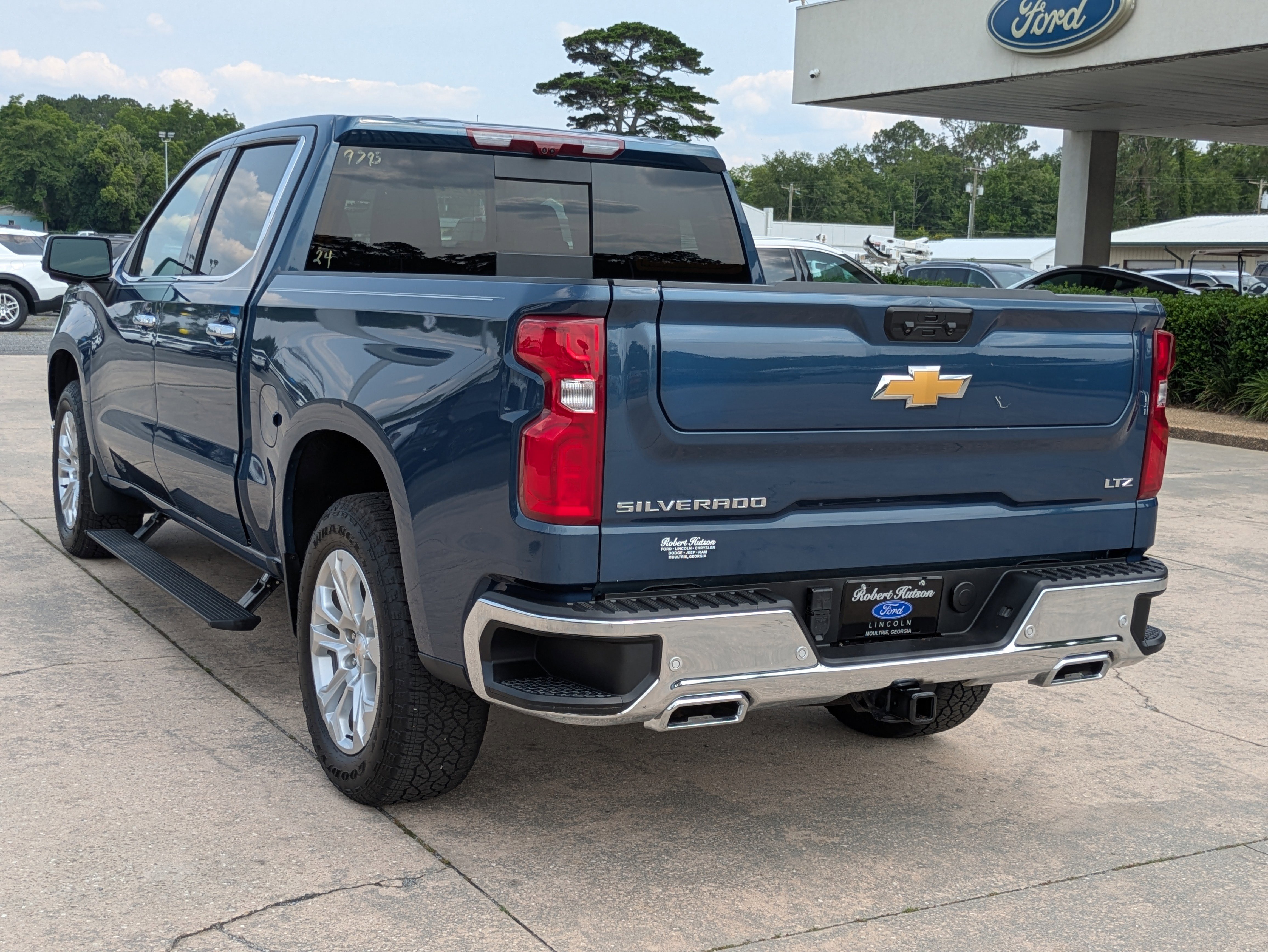 Used 2024 Chevrolet Silverado 1500 LTZ w/ Technology Package image 8