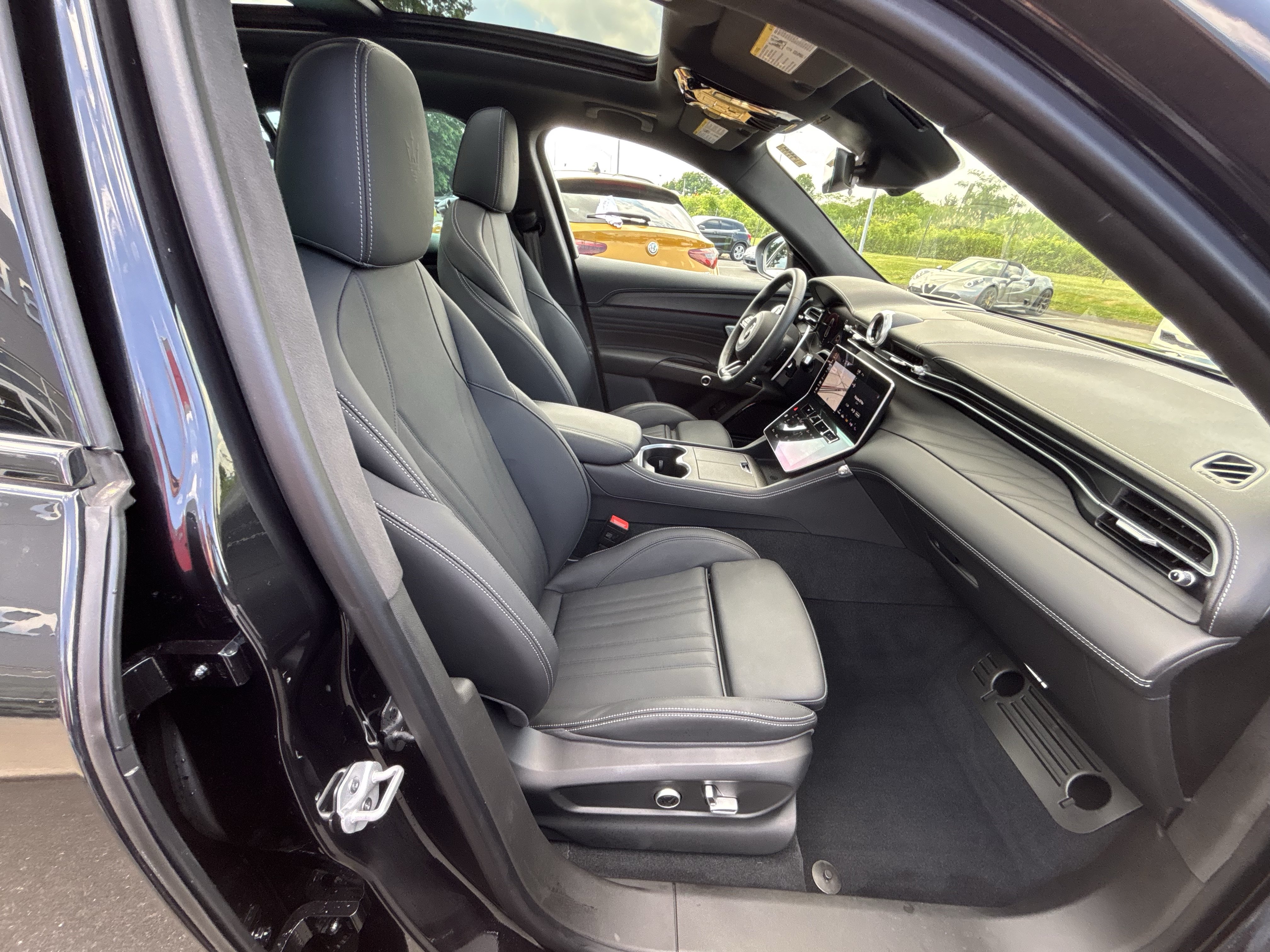 Used 2025 Maserati Grecale Folgore AWD/4WD image 32
