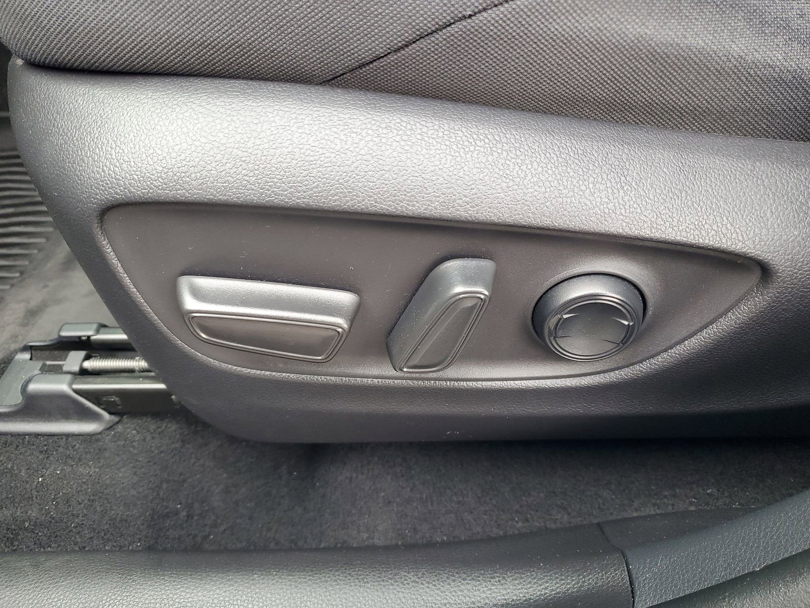 Used 2022 Toyota Venza LE image 19