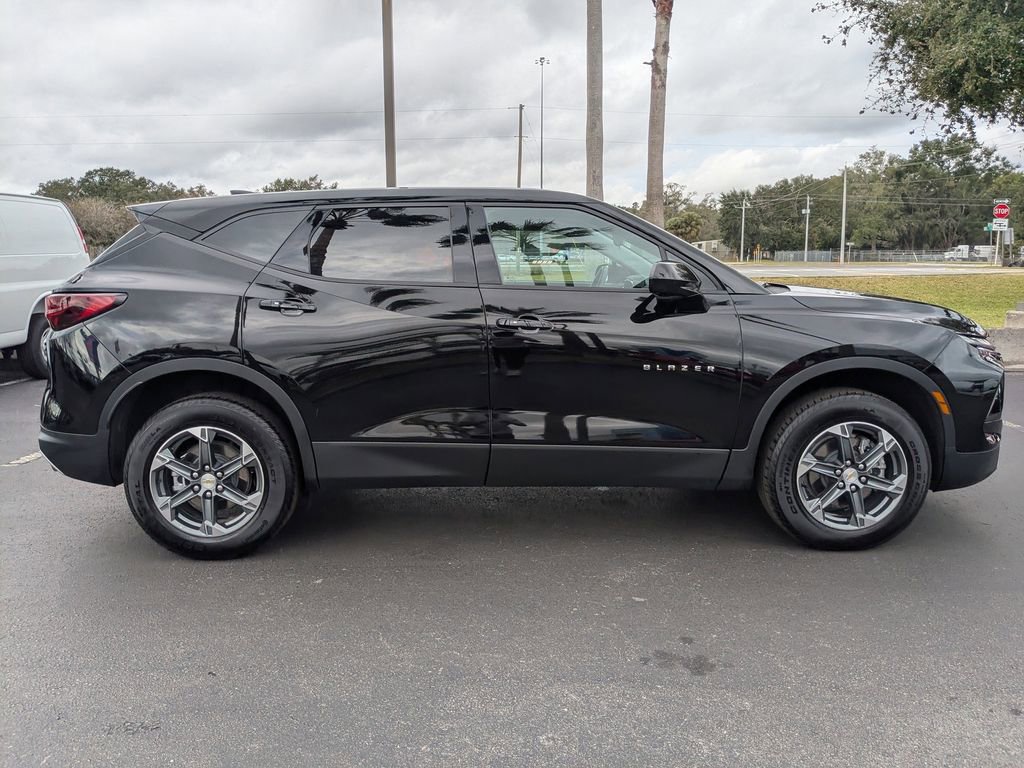 Used 2025 Chevrolet Blazer LT image 3