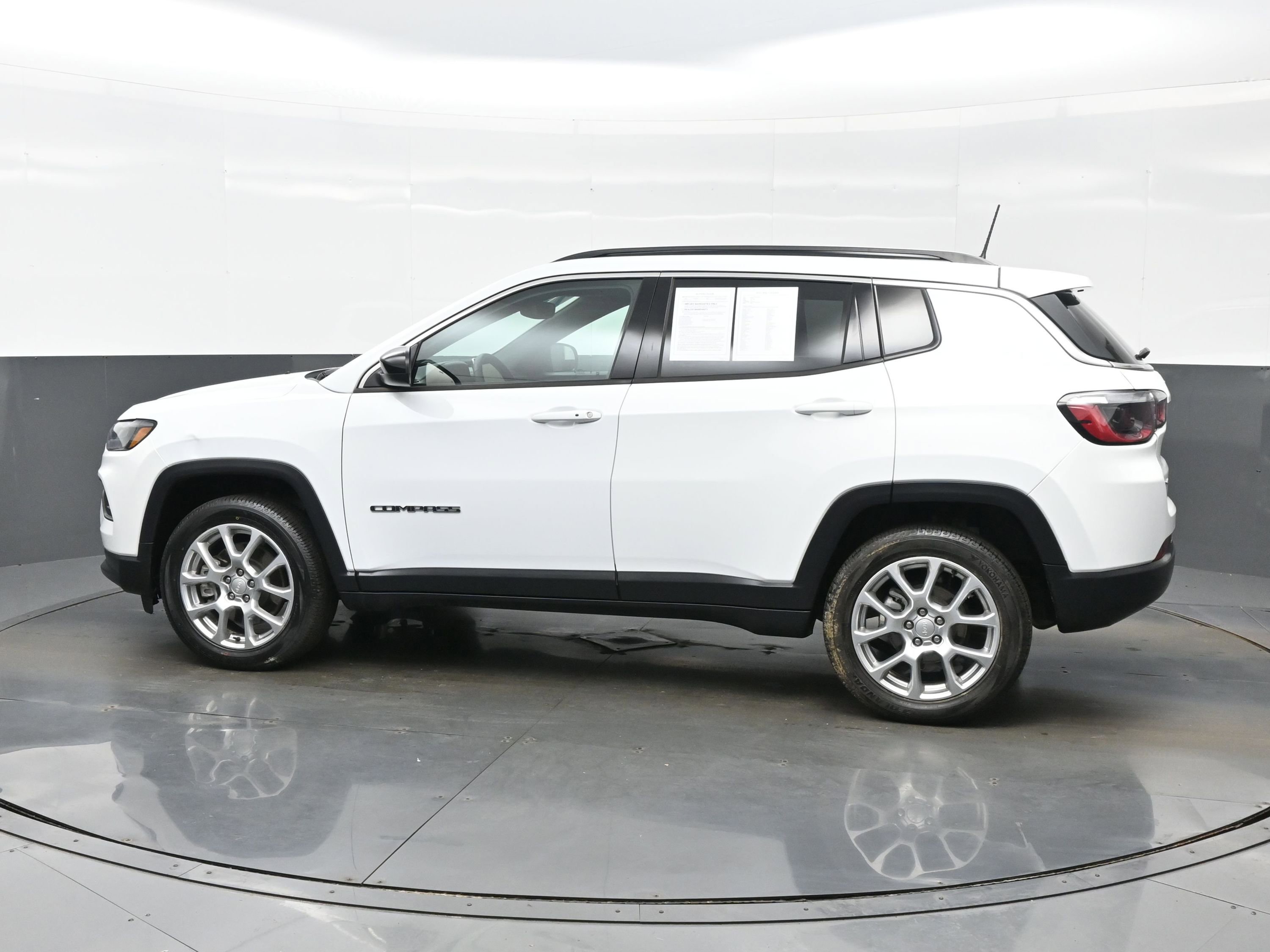 Used 2023 Jeep Compass Latitude image 3