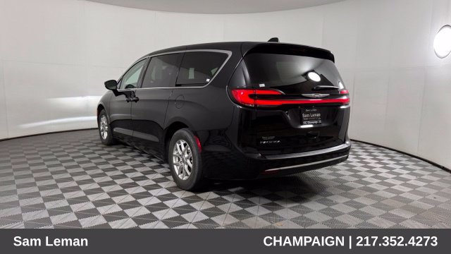 Used 2024 Chrysler Pacifica Touring-L FWD image 5