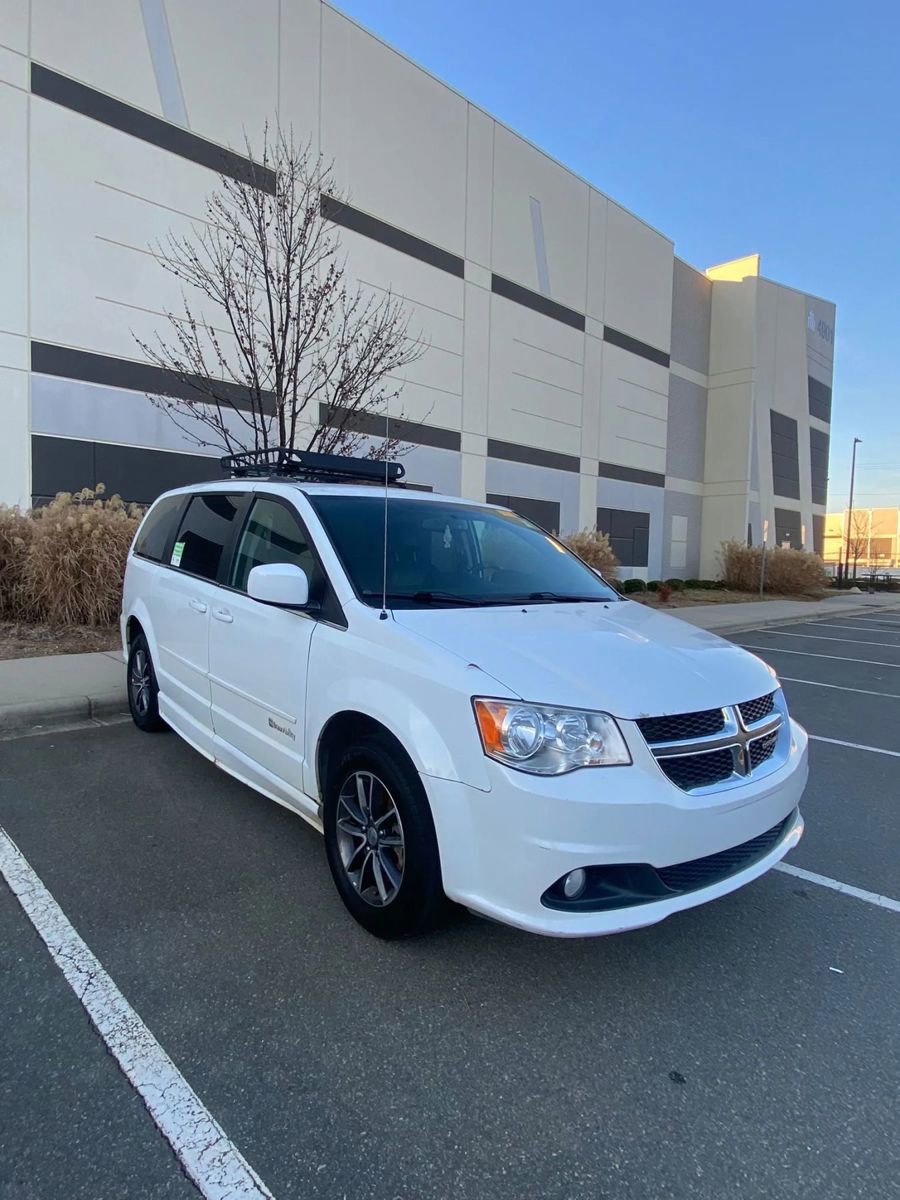 Used 2017 Dodge Grand Caravan SXT image 2