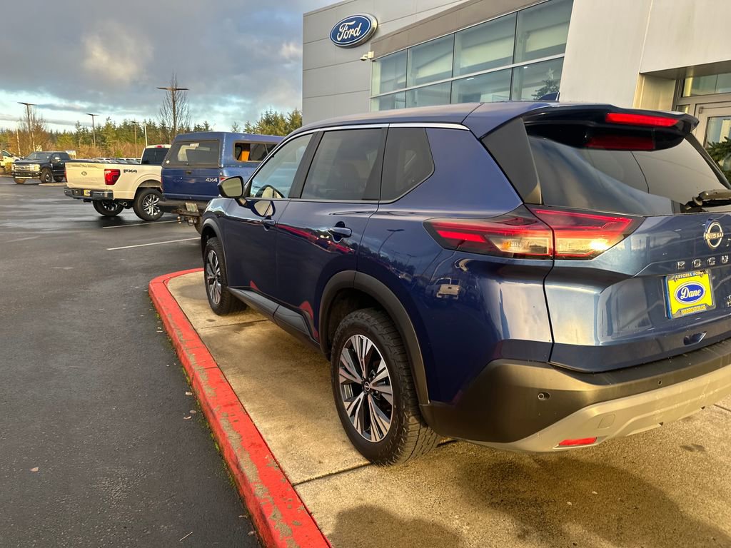 Used 2023 Nissan Rogue SV image 2