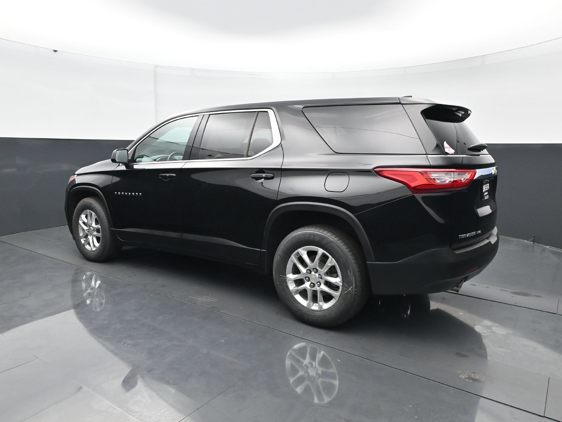 Used 2021 Chevrolet Traverse LS AWD/4WD image 4