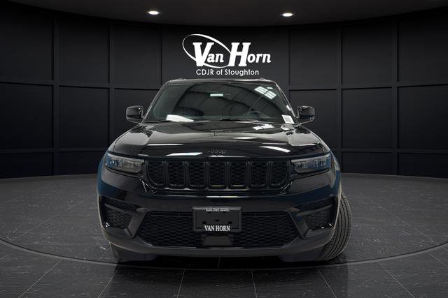 Used 2025 Jeep Grand Cherokee Altitude AWD/4WD image 2