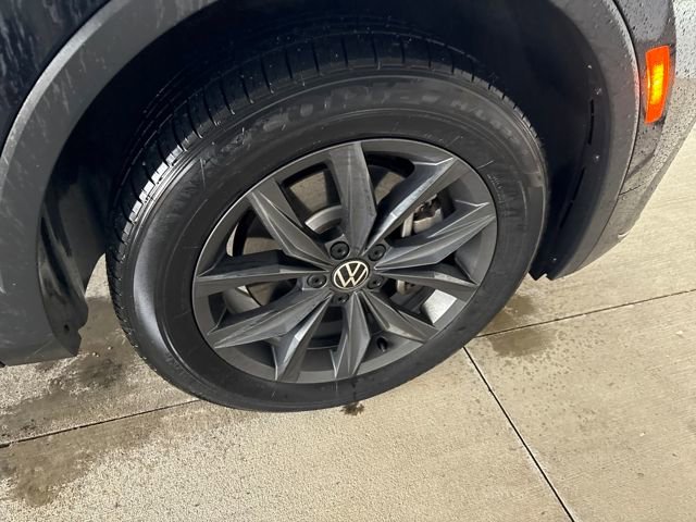 Used 2023 Volkswagen Tiguan SE w/ Panoramic Sunroof Package image 11