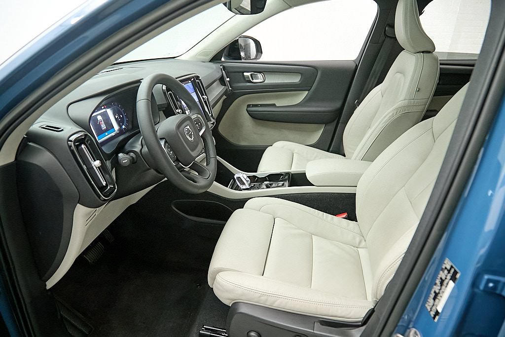 Used 2023 Volvo XC40 B5 Plus w/ Protection Package Premier AWD/4WD image 18