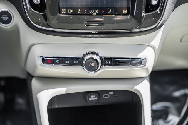 Certified 2025 Volvo XC40 B5 Plus w/ Protection Package Premier image 21