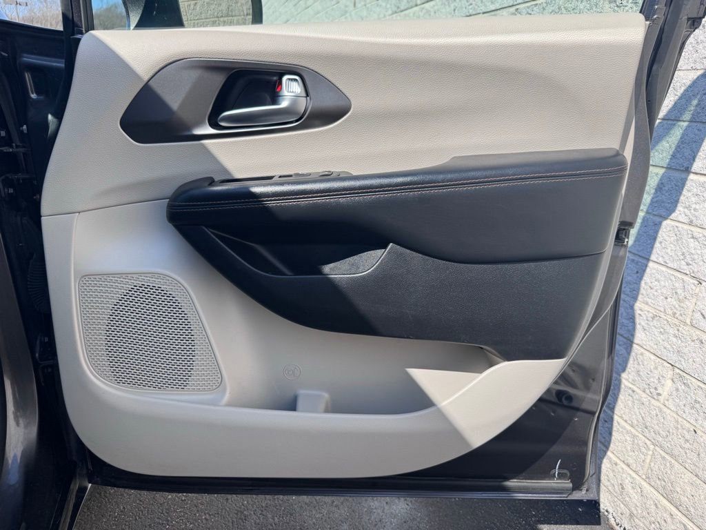 Used 2020 Chrysler Pacifica Touring-L image 26