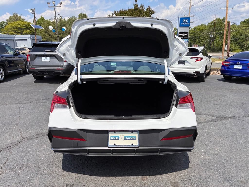 Used 2025 Hyundai Elantra Hybrid FWD image 11