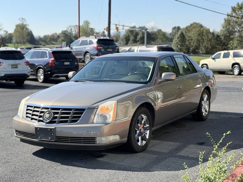 Used 2006 Cadillac DTS w/ Trunk Convenience Package FWD image 2