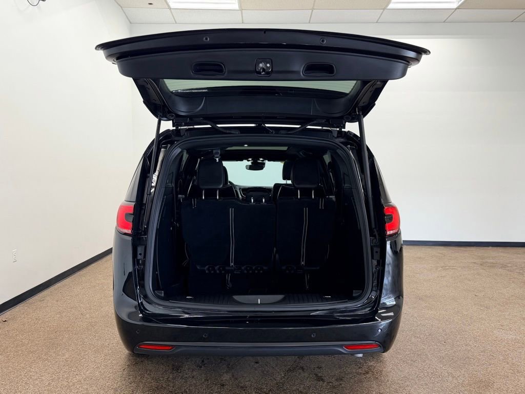 Used 2025 Chrysler Pacifica Limited FWD image 5