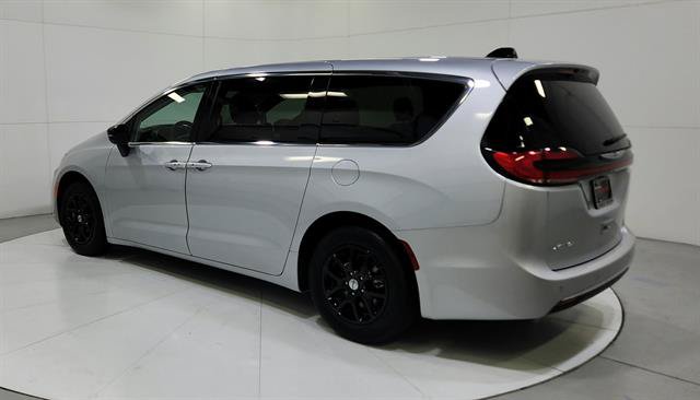 Used 2024 Chrysler Pacifica Touring-L FWD image 41