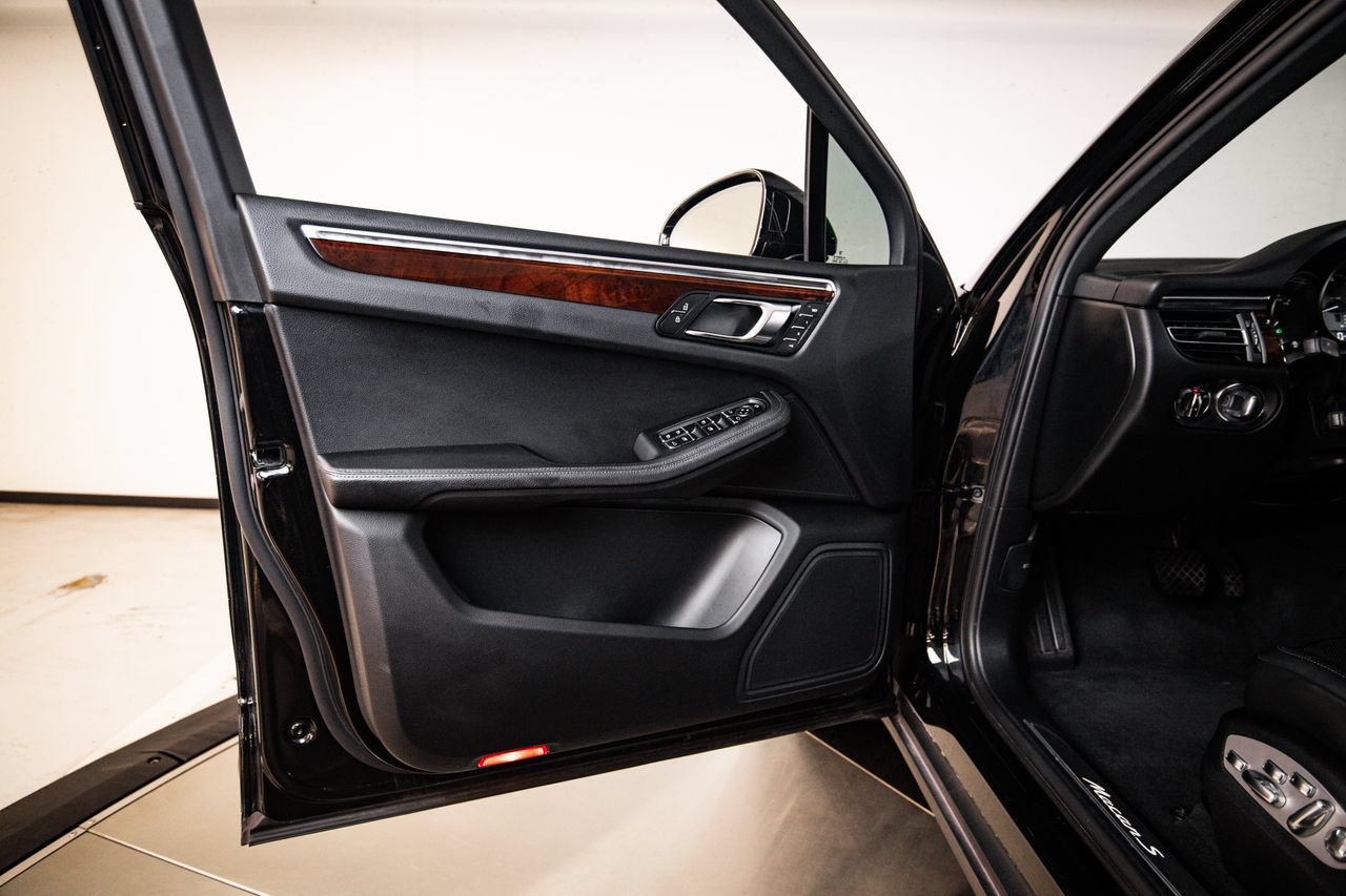 Certified 2023 Porsche Macan S AWD/4WD image 23