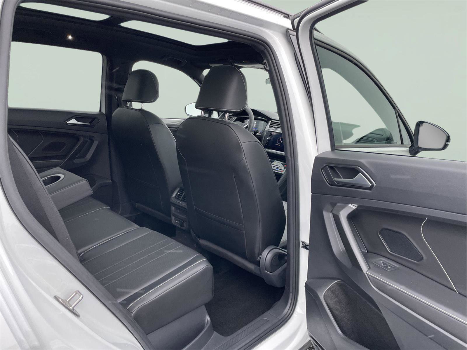 Used 2023 Volkswagen Tiguan SE R-Line image 18