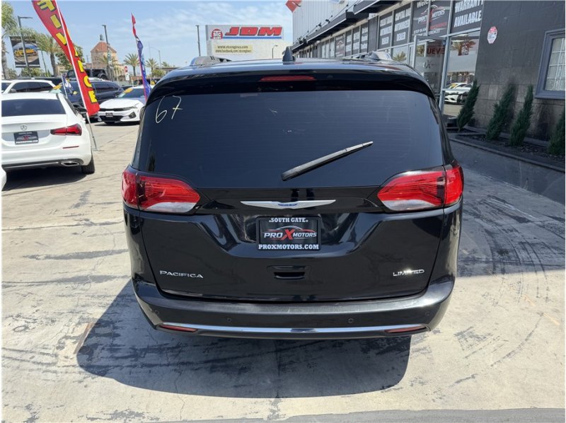 Used 2018 Chrysler Pacifica Limited FWD image 6