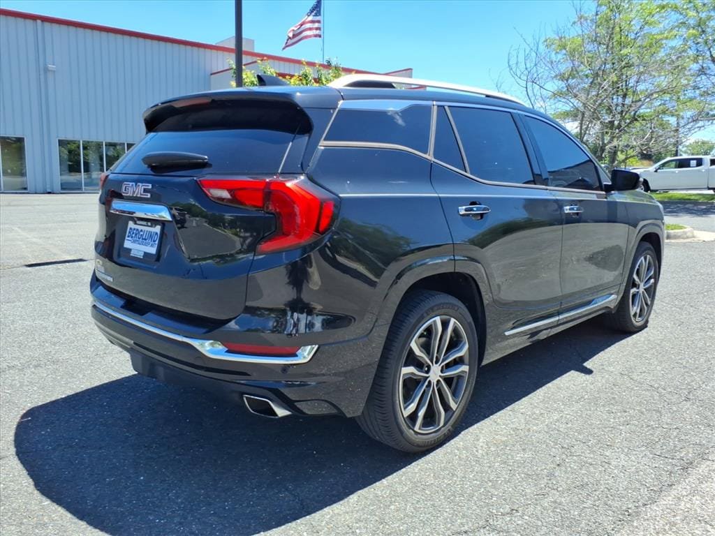 Used 2020 GMC Terrain Denali w/ Denali Premium Package FWD image 4