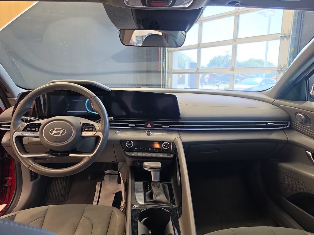 Used 2025 Hyundai Elantra SEL FWD image 17