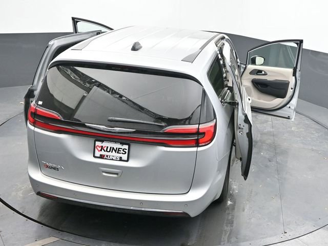 Used 2024 Chrysler Pacifica Touring-L image 65
