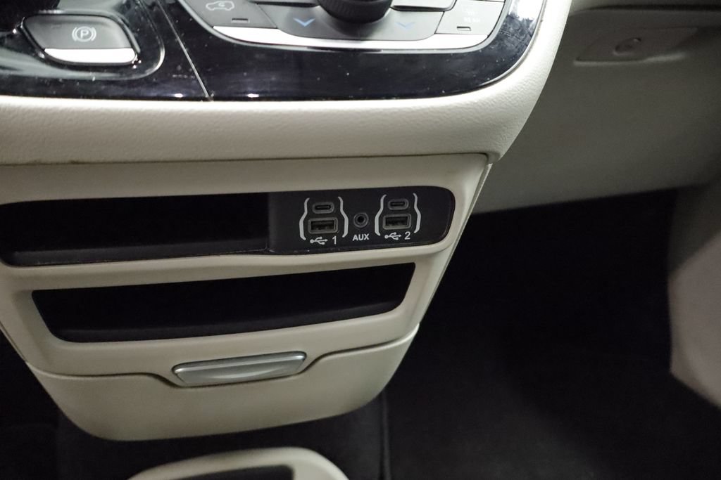Certified 2024 Chrysler Pacifica Touring-L FWD image 30