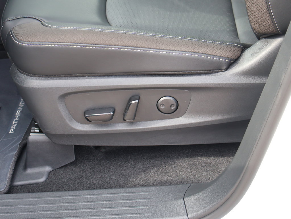 Used 2026 Nissan Pathfinder SL w/ SL Premium Package AWD/4WD image 25
