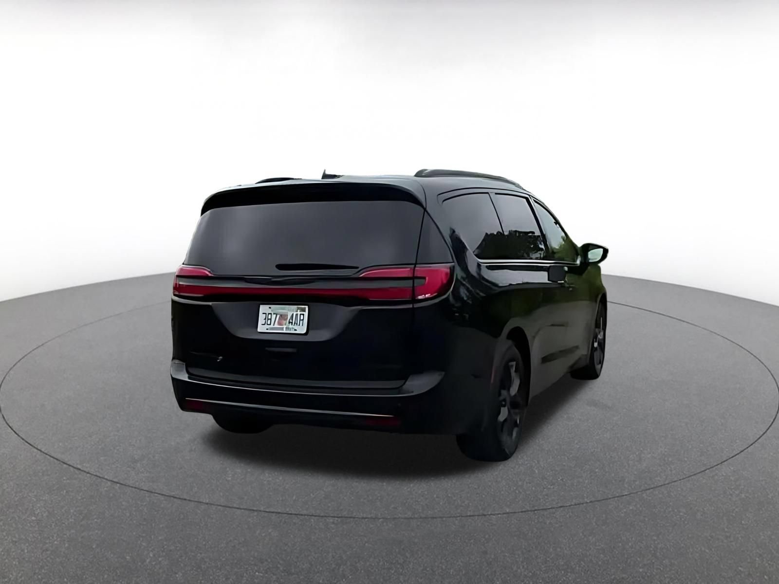 Used 2025 Chrysler Pacifica Limited FWD image 4