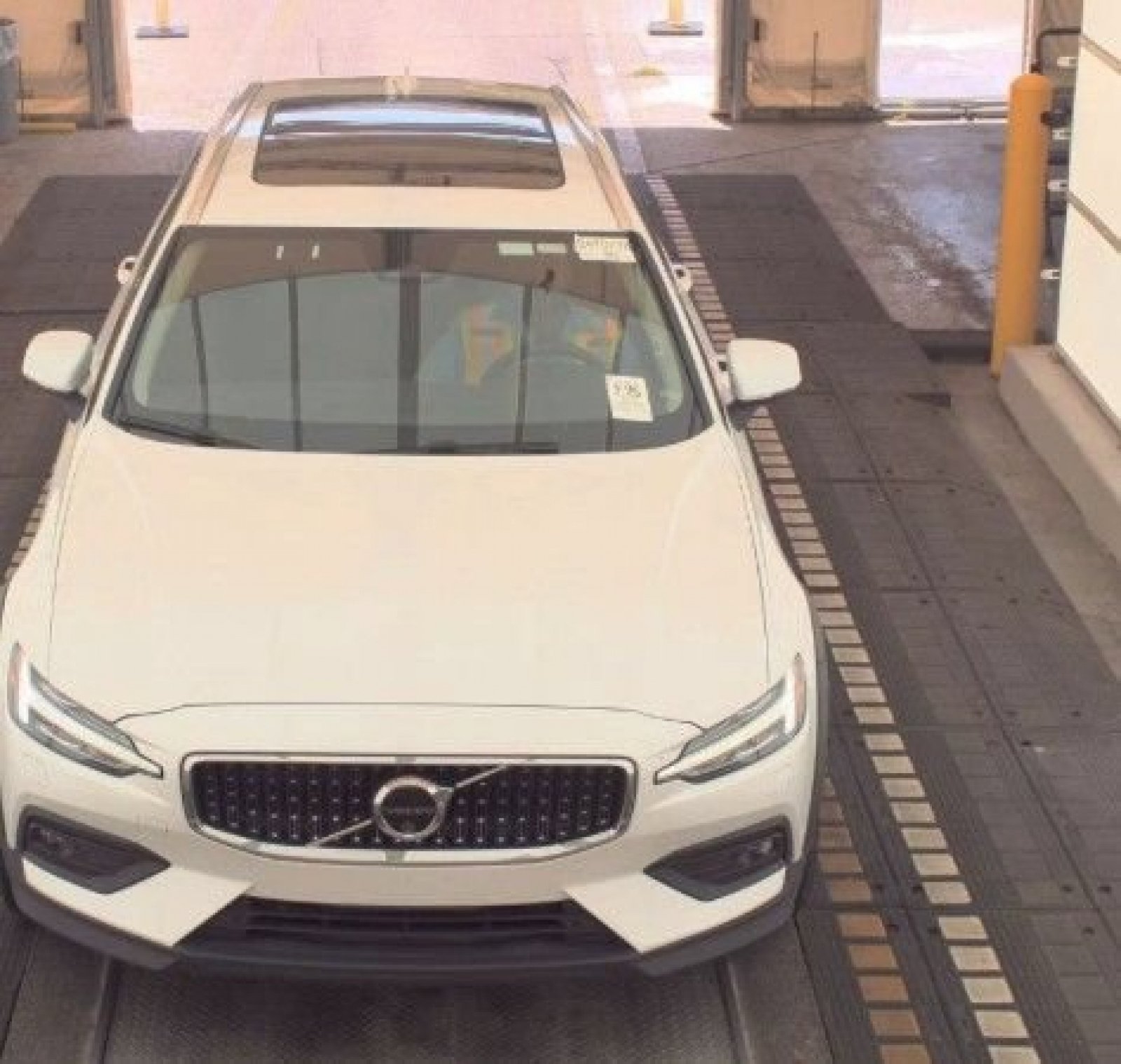 Used 2025 Volvo V60 B5 Cross Country Plus AWD/4WD image 8