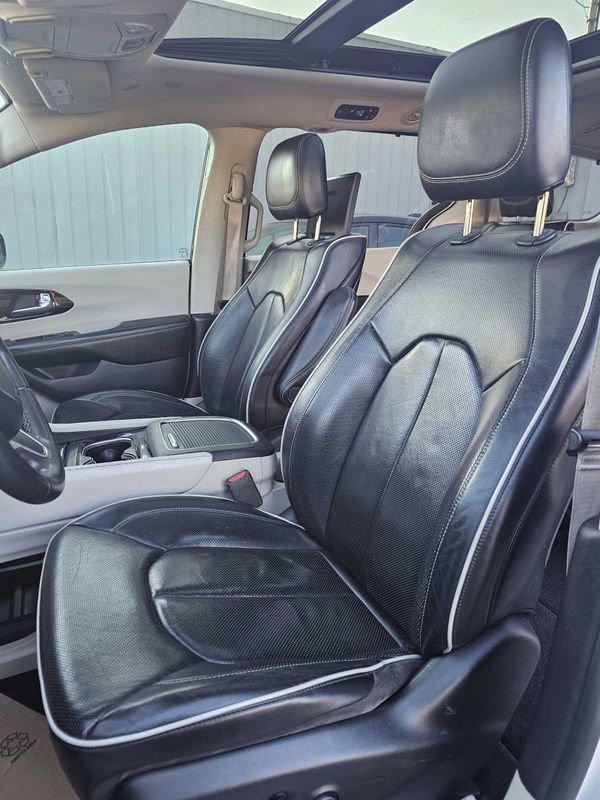Used 2023 Chrysler Pacifica Limited w/ Uconnect Theater Family Group image 26