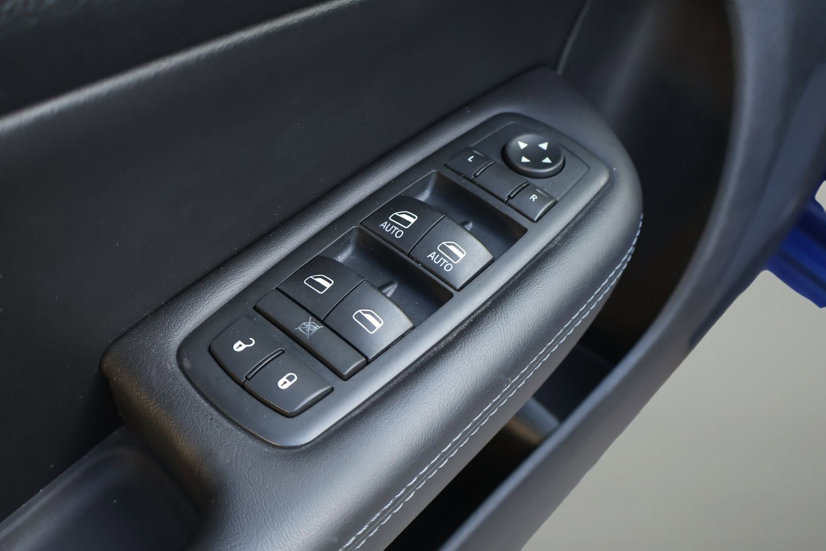Used 2016 Chrysler 200 S FWD image 10